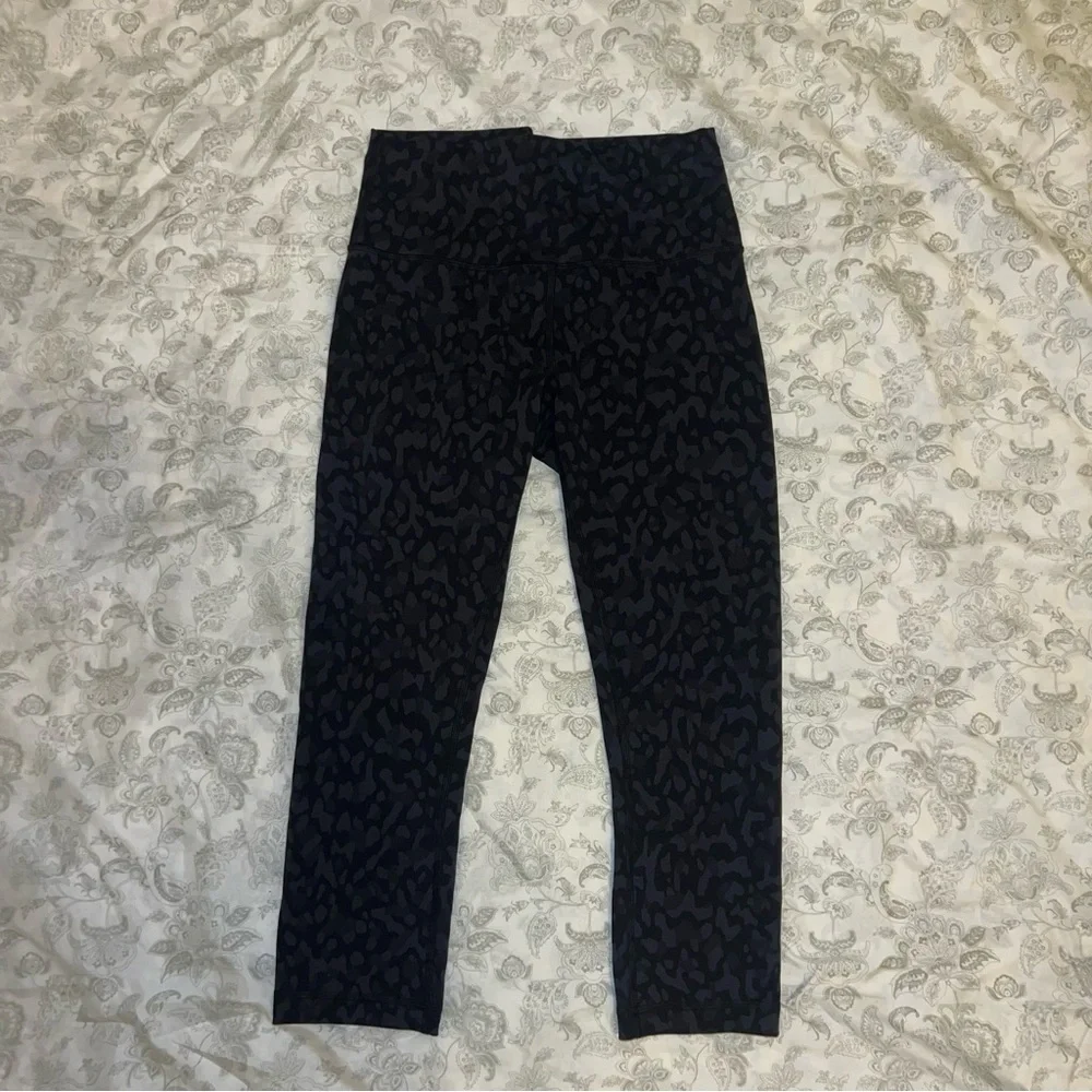 Lululemon Formation Camo HR 21” Crops Sz 8 - Picture 3 of 6